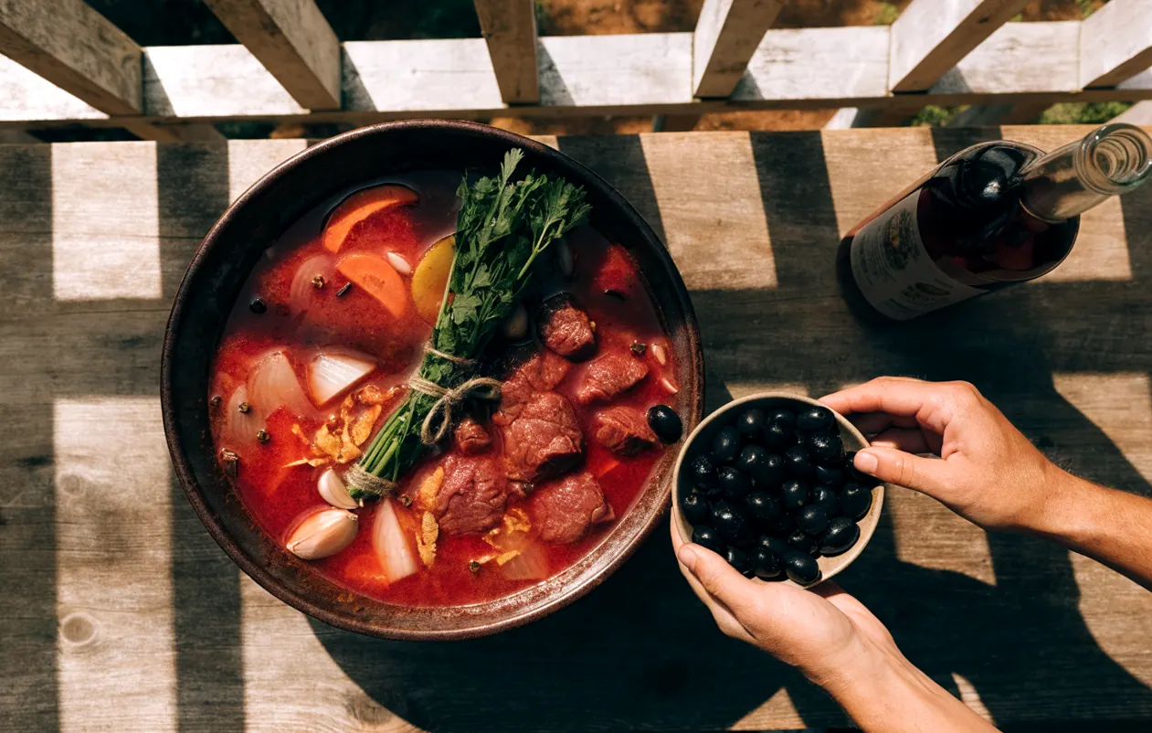 Bœuf en marinade au vin rouge avec carottes, ail et zeste d’orange pour une daube de cuisine festive