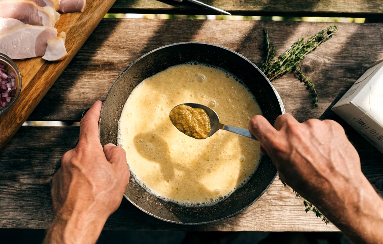 Préparation de la sauce moutarde pour cuire une escalope de dinde à la poêle, avec thermomètre de cuisson