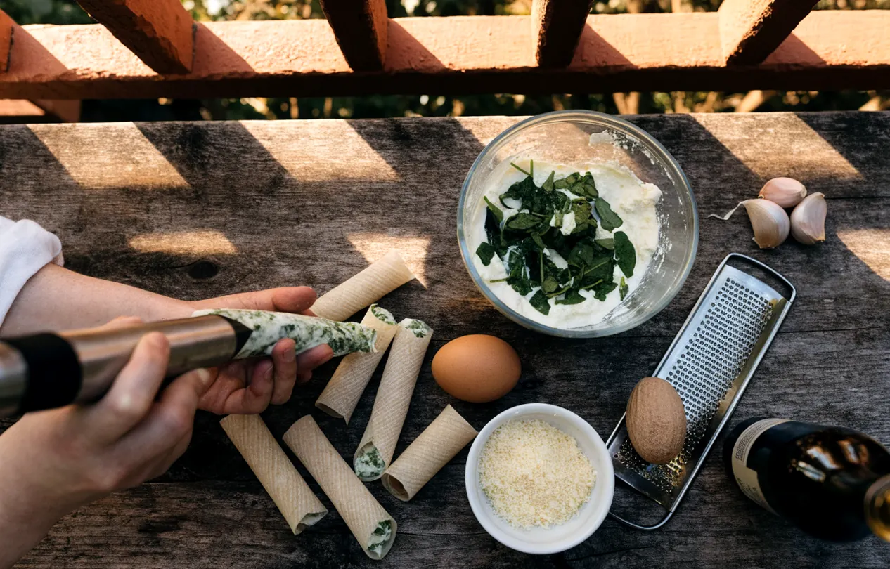 Préparation de la farce ricotta épinards et garnissage des cannelloni sur une table rustique