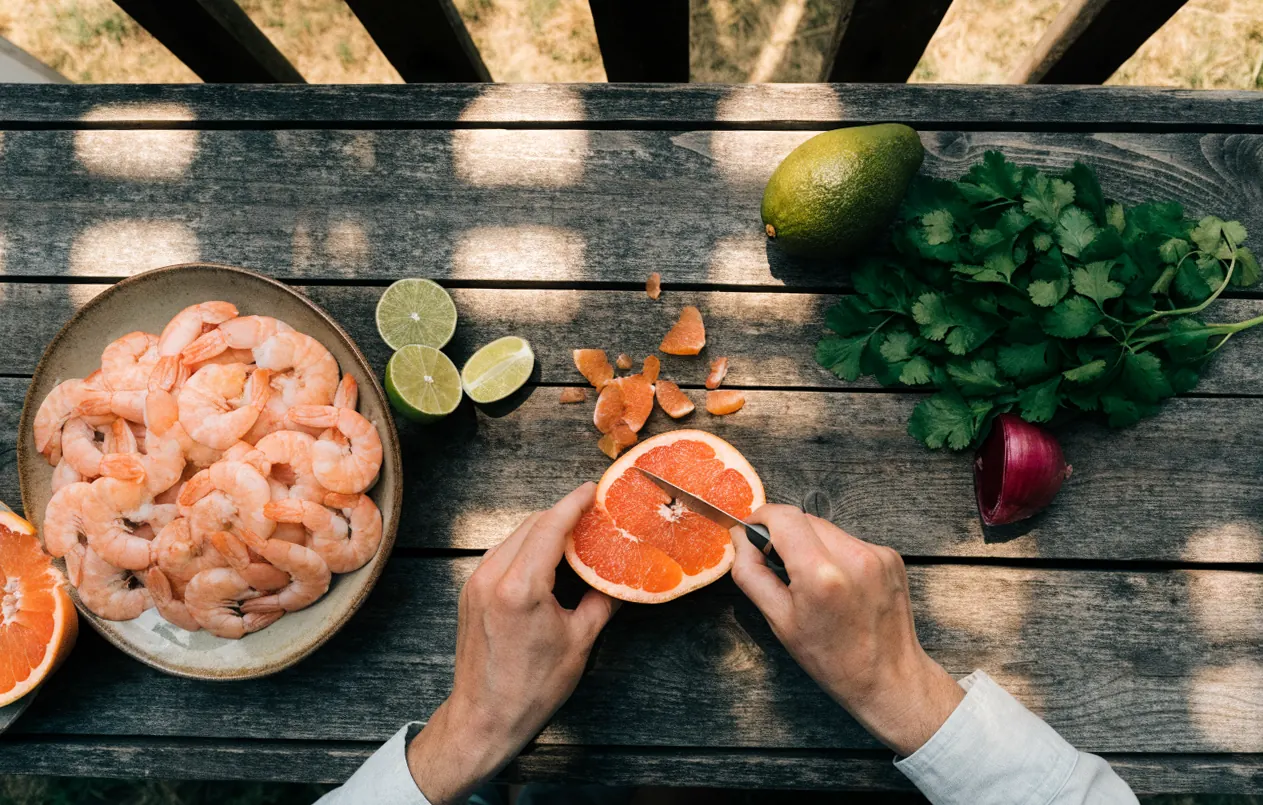 Découpe des suprêmes de pamplemousse pour la salade de crevettes, avec avocat et citron vert