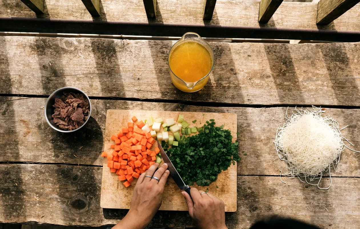 Légumes cuits du pot-au-feu coupés en dés, bouillon et vermicelles prêts pour la soupe
